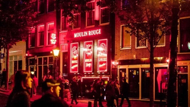 «Это унизительно»: Власти Амстердама хотят реформировать «Квартал красных фонарей»
