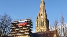 В Посольстве РФ назвали провокацией российский флаг на соборе в Солсбери
