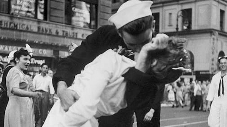 Фото: Умер поцеловавший медсестру моряк с легендарного снимка