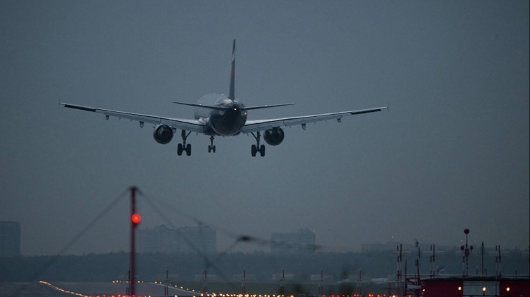 Самолет ушел на второй круг в аэропорту «Домодедово» из-за покрышки на полосе