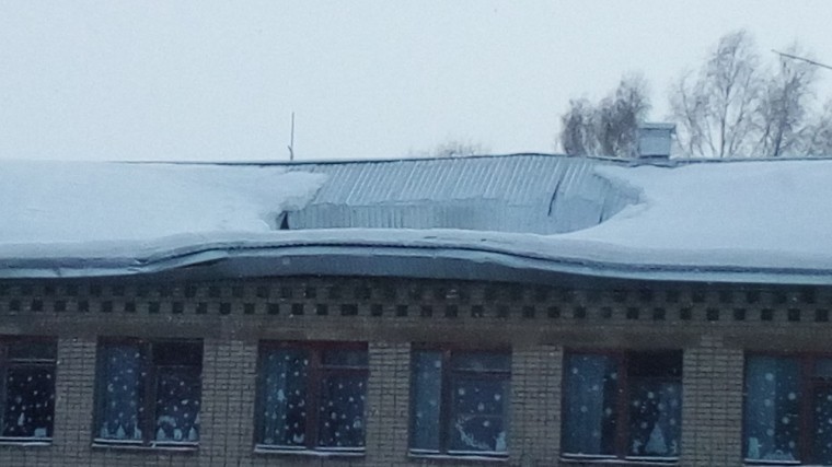 Крыша детсада рухнула в Кировской области — фото