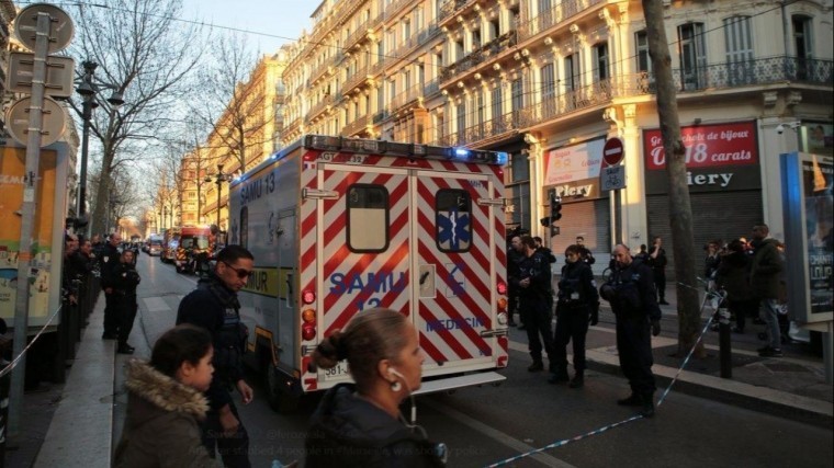Напавший с ножом на прохожих в Марселе скончался от огнестрельных ранений