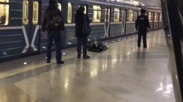 Человек упал под поезд в московском метро — кадры с места