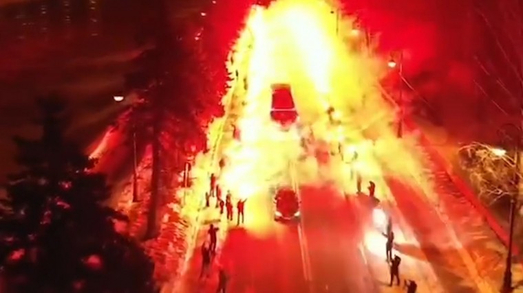 Огненная встреча: фанаты «Зенита» сопроводили команду файер-шоу — видео