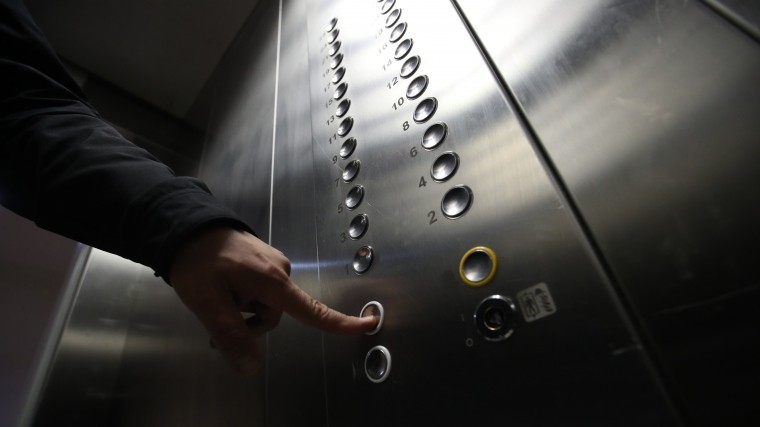Нападение на женщину в лифте в Петербурге попало на видео