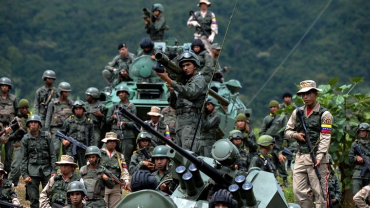 Мадуро приказал развернуть Вооруженные силы на границе с Колумбией