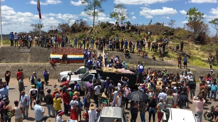 Гуайдо заявил, что грузовик с гумпомощью из Бразилии пересек границу Венесуэлы