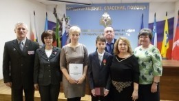 Видео: Подростка из Волгограда, спасшего маму после инсульта, наградили медалью