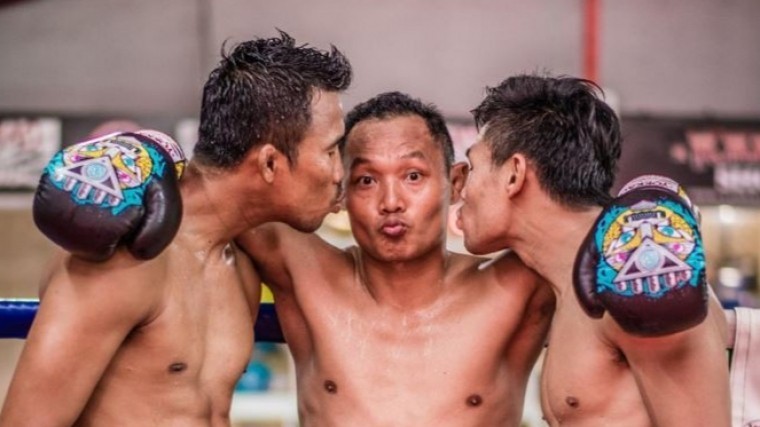 Любовь на ринге? Тайский боксер поцеловал оппонента во время боя — видео
