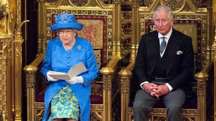 Королева Великобритании Елизавета II решила не отдавать трон принцу Чарльзу