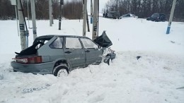 В Башкирии столкнулись пассажирский поезд и легковушка — фото с места