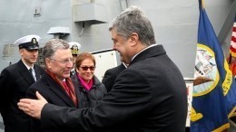 Порошенко и Волкер показали «уникальное сотрудничество» на борту «Дональда Кука»