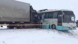 Видео: Автобус с детьми попал в ДТП в Казахстане — погибли трое взрослых