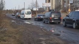 Видео: кортеж Порошенко увяз в разбитой дороге под Львовом