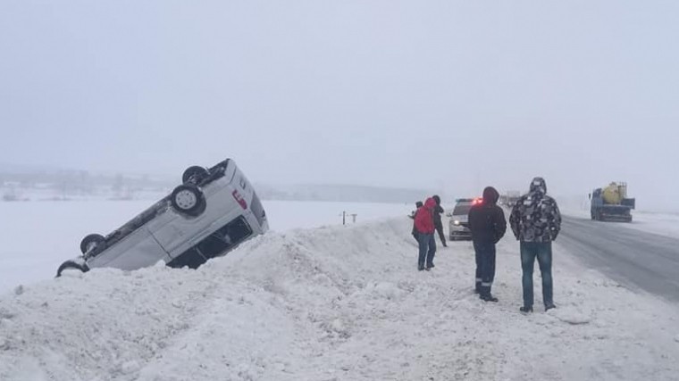 В Башкирии перевернулся микроавтобус — кадры с места