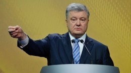 «Осатаневший» Порошенко ударил по лицу девушку за неудобный вопрос