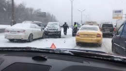 Видео: Не менее 40 автомобилей столкнулись на МКАД из-за гололеда