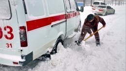 Машина реанимации завязла в снегу в Ульяновске — видео
