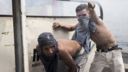 Видео: Полицейских в Венесуэле забросали камнями и дымовыми шашками