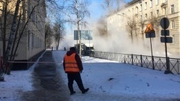 Видео: 279 домов остались без отопления из-за прорыва трубы в Петербурге