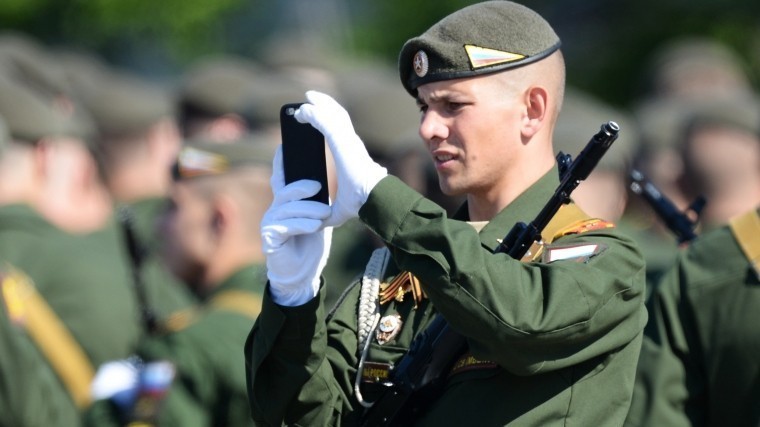 Путин подписал закон о запрете военнослужащим пользоваться смартфонами