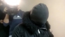 Видео: брат Дудя покинул здание суда в маске и отказался общаться с журналистами