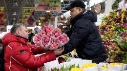 Видео: Праздник на 10 баллов — мужчины с утра штурмуют цветочные рынки