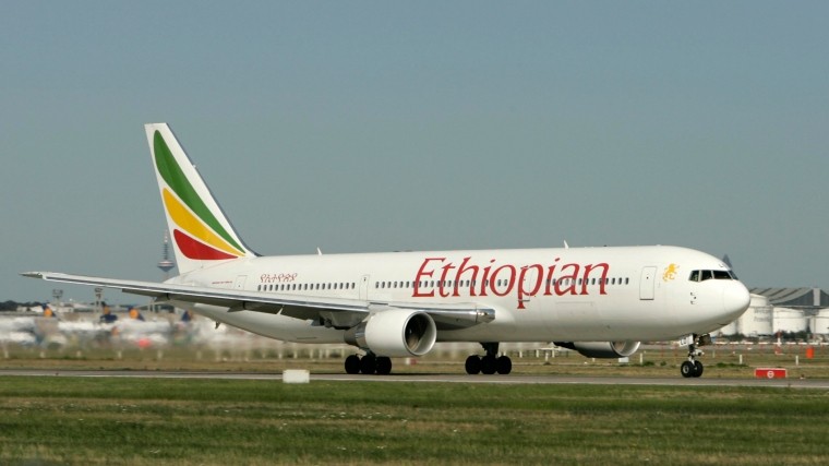 Фото: первые кадры с места крушения самолета в Эфиопии