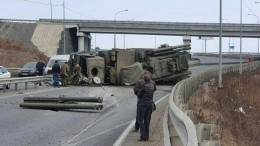 Видео: Во Владивостоке военный грузовик перевернулся, перекрыв трассу