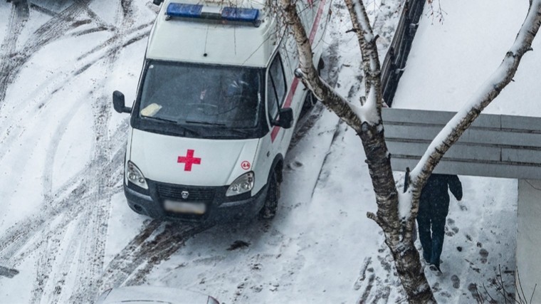 Фото: Болт вылетел из-под колес грузовика и разбил лицо мужчине