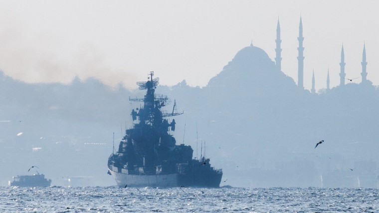 Береговая охрана Турции подошла к арестованному судну с российскими моряками
