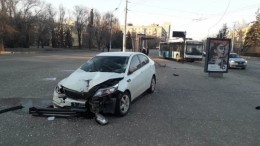 Видео: Уснувшая за рулем студентка протаранила остановку с людьми в Волгограде (18+)