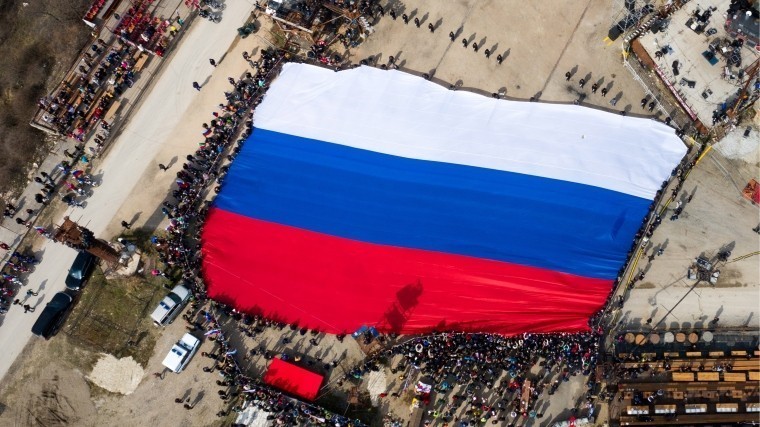 Над Крымом в честь праздника взвил самый большой российский флаг