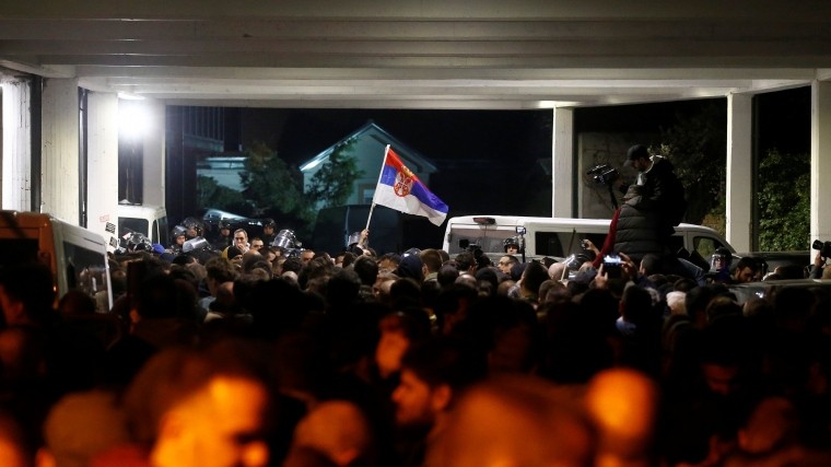 Протестующие с бензопилами захватили телецентр в Сербии