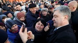 «Позор! Мародер!»: Порошенко с супругой освистали на митинге в Киеве — видео