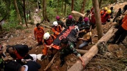 Пять человек погибли в Индонезии из-за схода оползня, вызванного землетрясением