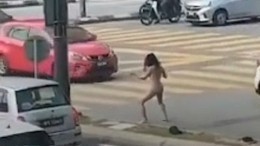 Видео 18+: Танцующий трансгендер-эксгибиционист устроил переполох на дороге