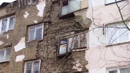 Видео: В Саратове обрушилась стена жилого дома