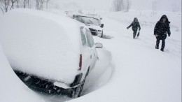 Иркутск не отпускает зима, в городе 9-балльные пробки и массовые ДТП — видео