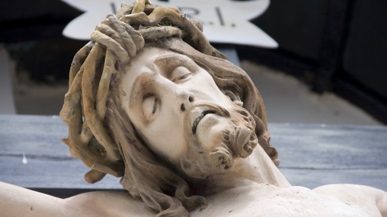 Жуткое зрелище: В Мексике статуя Христа «заплакала» кровью — видео