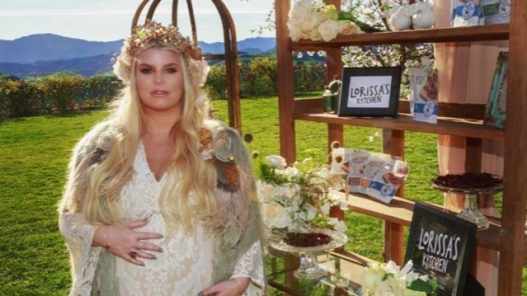 Беременная Джессика Симпсон рассмешила фанатов откровенным фото в бикини