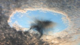 «О господи, они идут»: Дыра в облаках испугала жителей ОАЭ — видео
