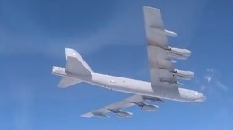 Видео: Российские истребители сопроводили бомбардировщик США над Балтикой