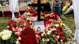 Могилу Юлии Началовой на столичном кладбище завалили цветами
