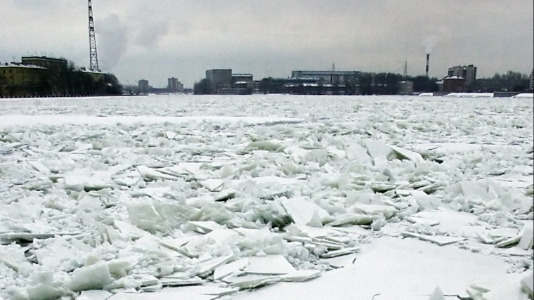 На борьбу с ледовыми заторами на реках Петербурга выйдут боевые самолеты