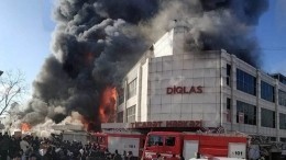 Видео: В центре Баку загорелся второй торговый центр, пожарные не справляются