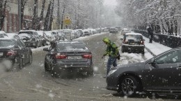 Видео: Зима не сдается — сильнейшая метель блокировала несколько городов в РФ