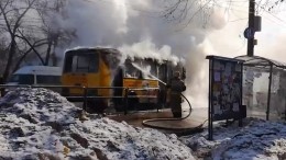 Автобус полностью выгорел в центре Самары — видео