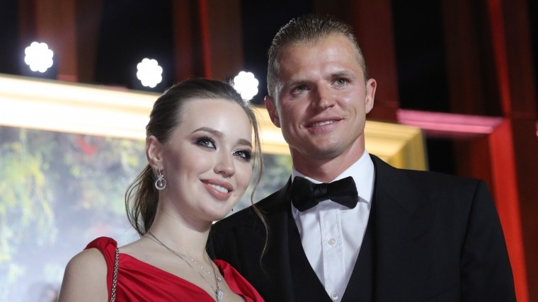 Футболист Тарасов трогательно поздравил молодую жену с днем рождения