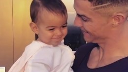 Невеста Роналду опубликовала умилительные поцелуйчики футболиста с дочкой
